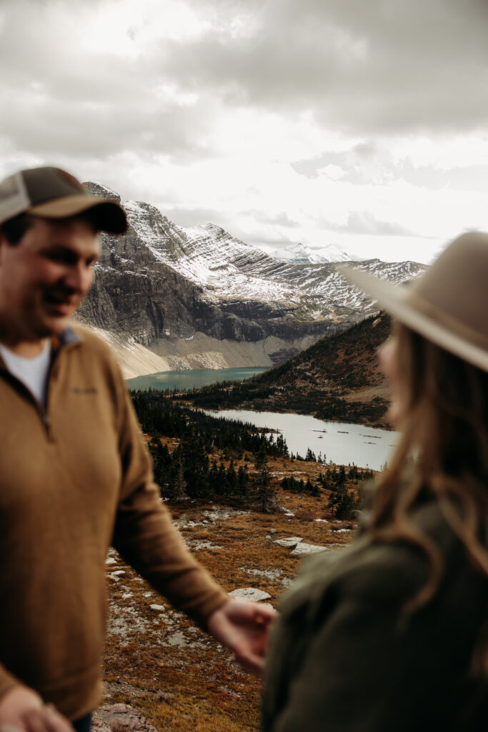 Couples photos at Hidden Lake Overlook in GNP