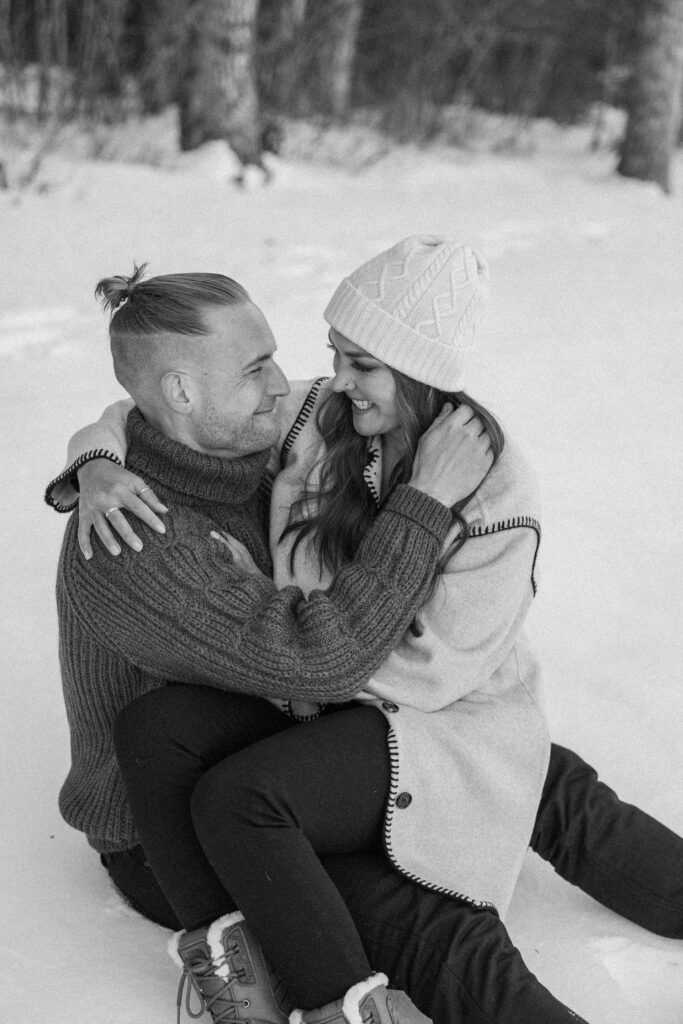 Intimate couples pictures in the snow 