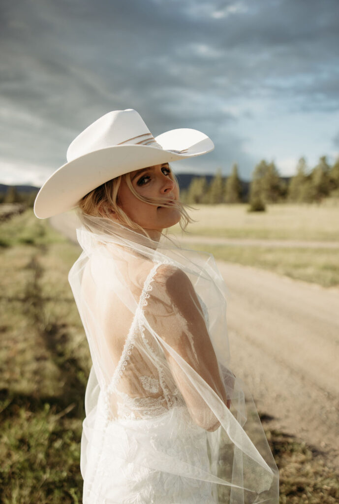 outdoor wedding photos for bride and groom
