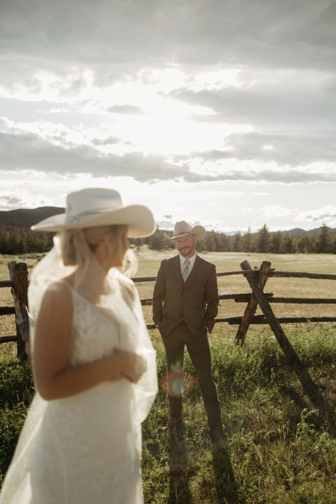 outdoor wedding photos for bride and groom