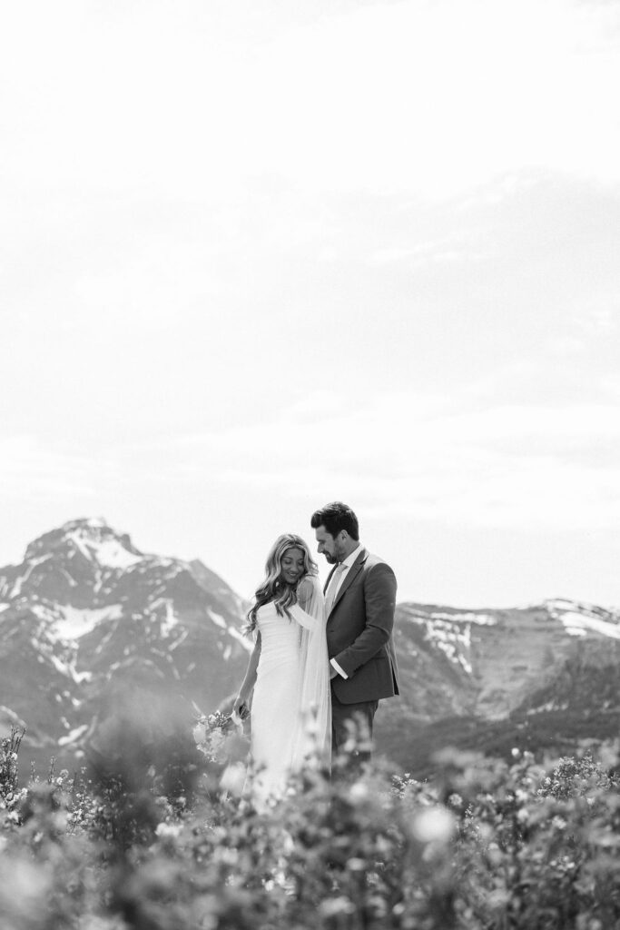 bride and groom photos in gap
