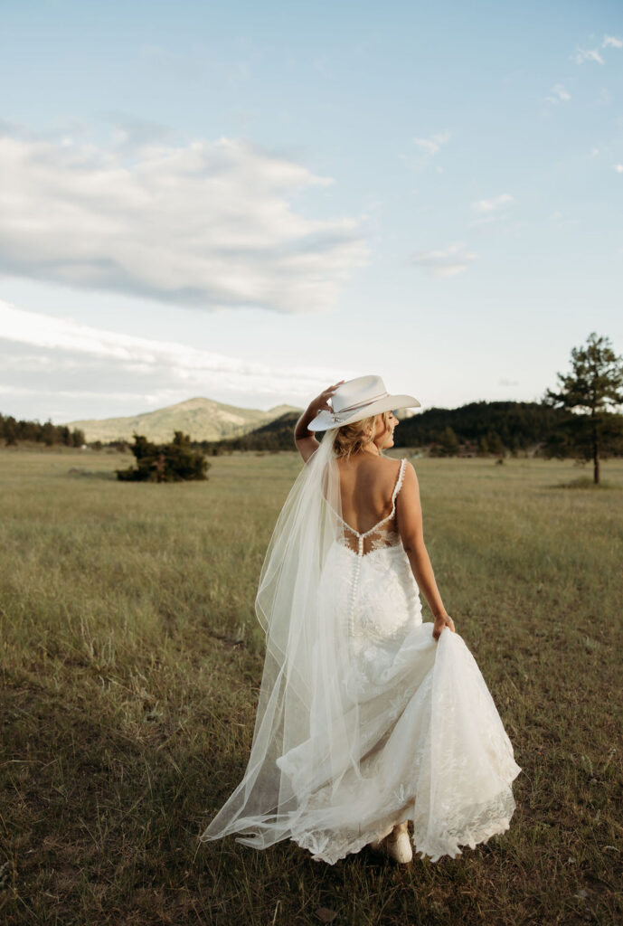 outdoor wedding photos for bride and groom
