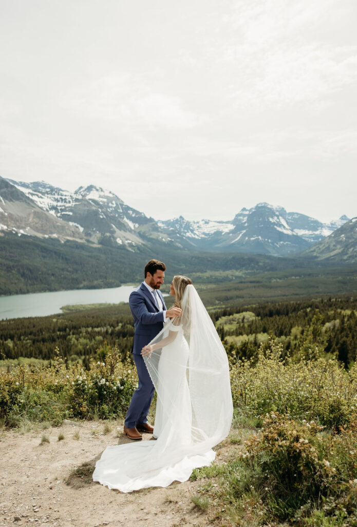 bride and groom photos in gap
