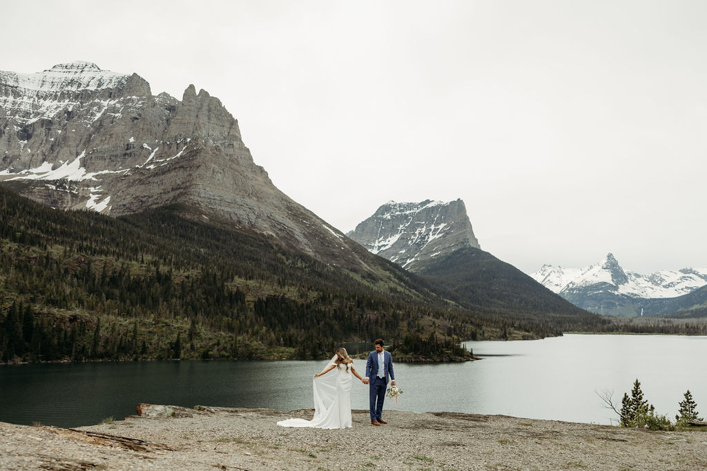 bride and groom photos in gap
