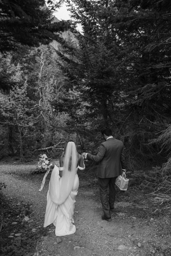 bride and groom photos in gap
