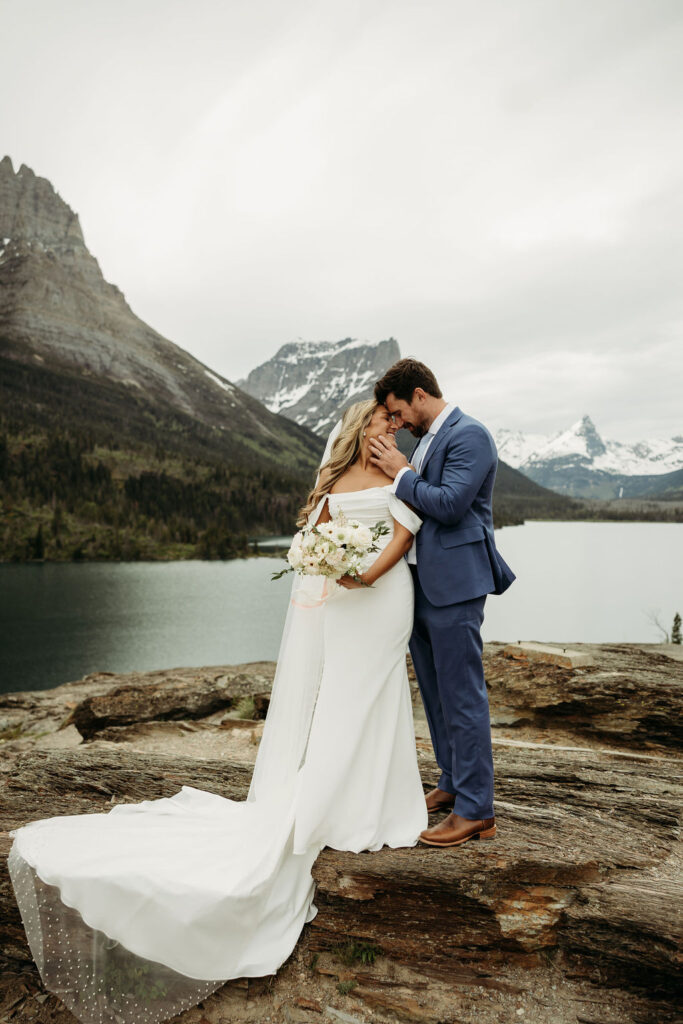 bride and groom photos in gap
