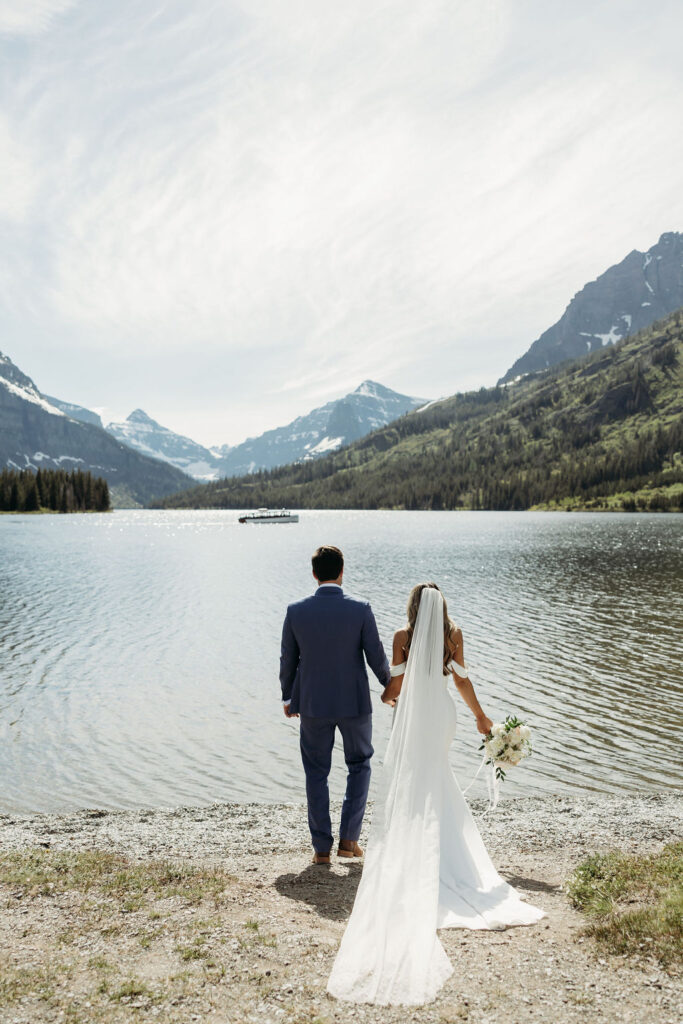 bride and groom photos in gap
