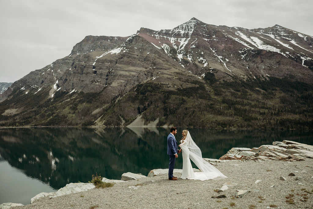 bride and groom photos in gap
