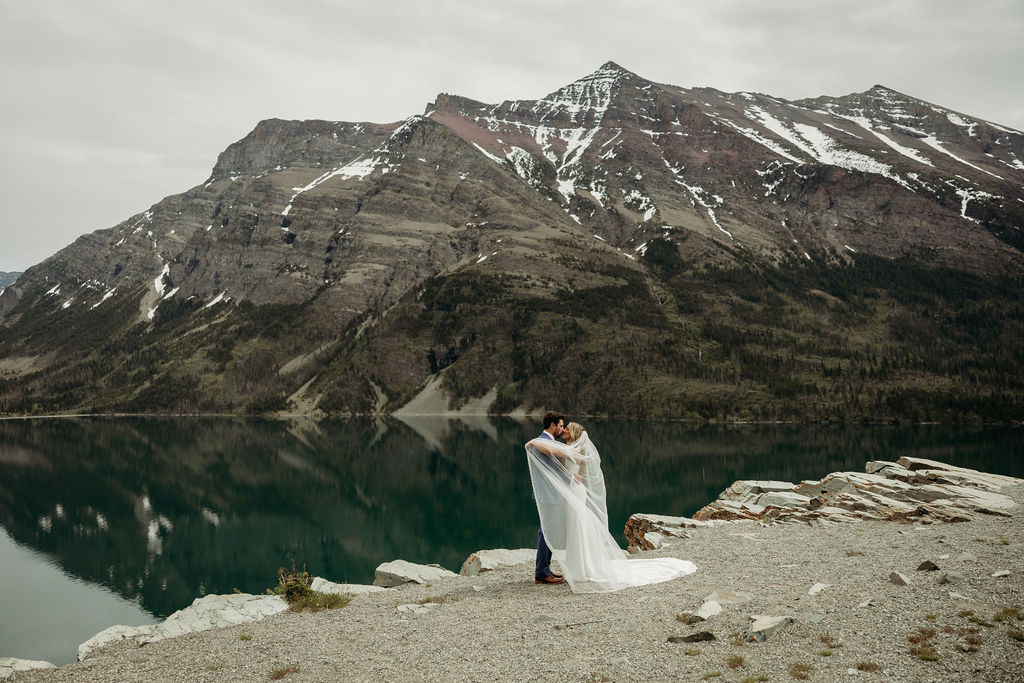 bride and groom photos in gap
