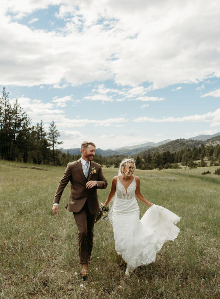 outdoor wedding photos for bride and groom