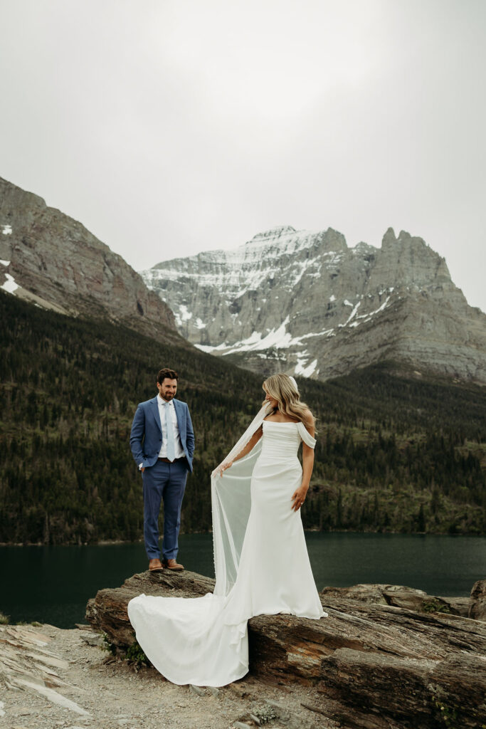 bride and groom photos in gap
