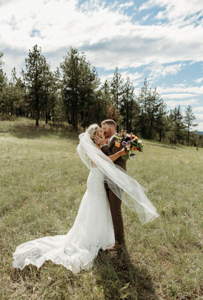 outdoor wedding photos for bride and groom
