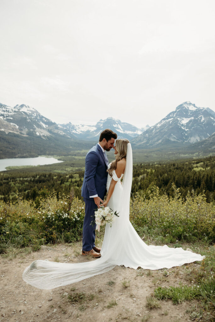 bride and groom photos in gap
