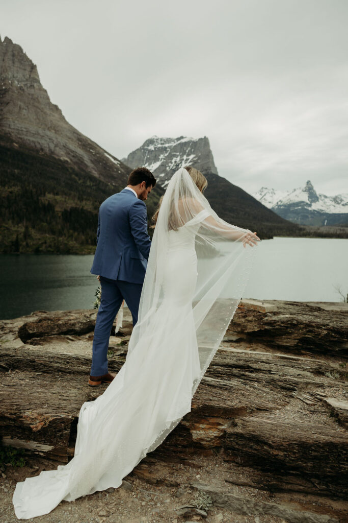 bride and groom photos in gap
