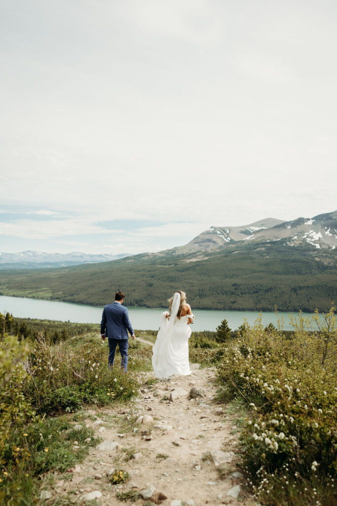 bride and groom photos in gap
