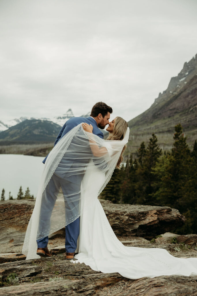 bride and groom photos in gap
