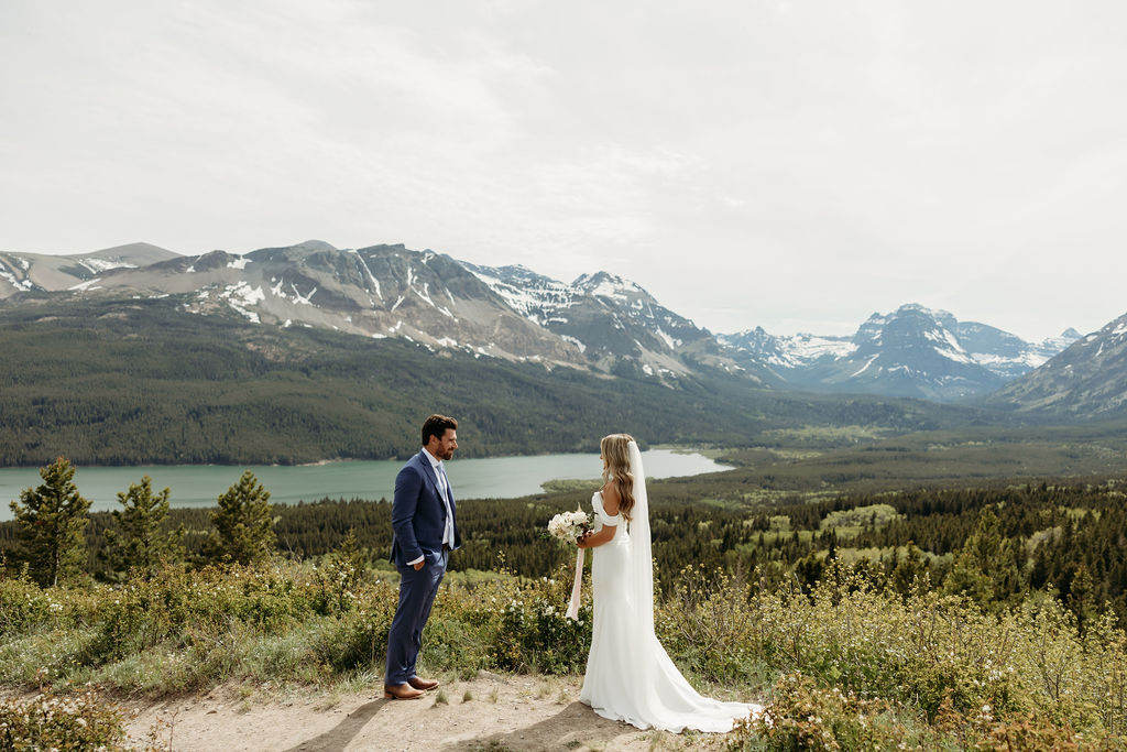 bride and groom photos in gap
