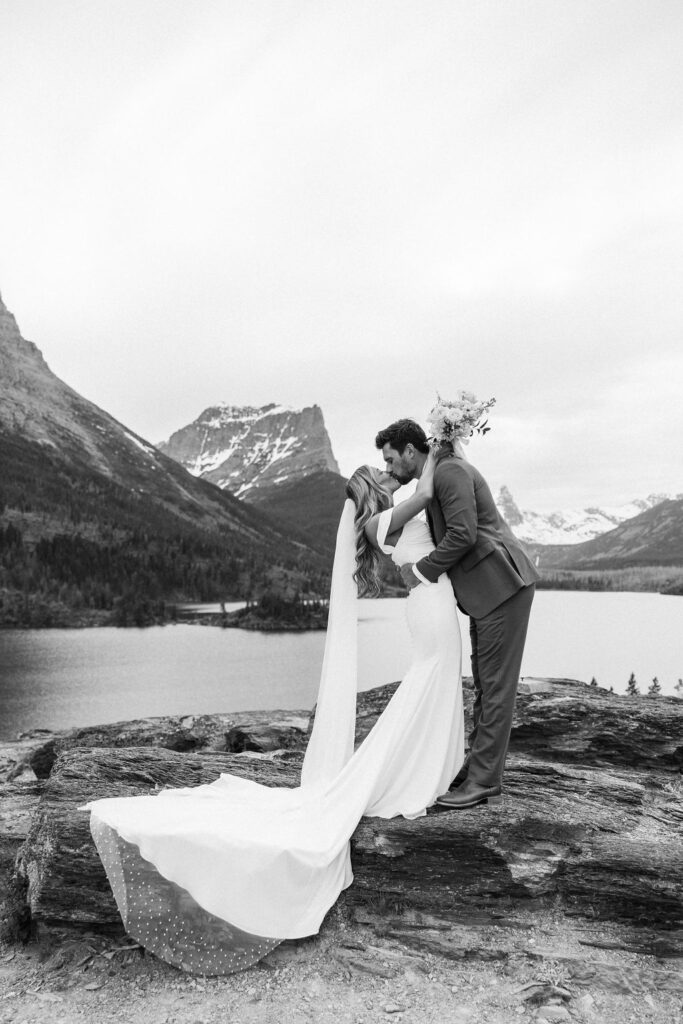 bride and groom photos in gap
