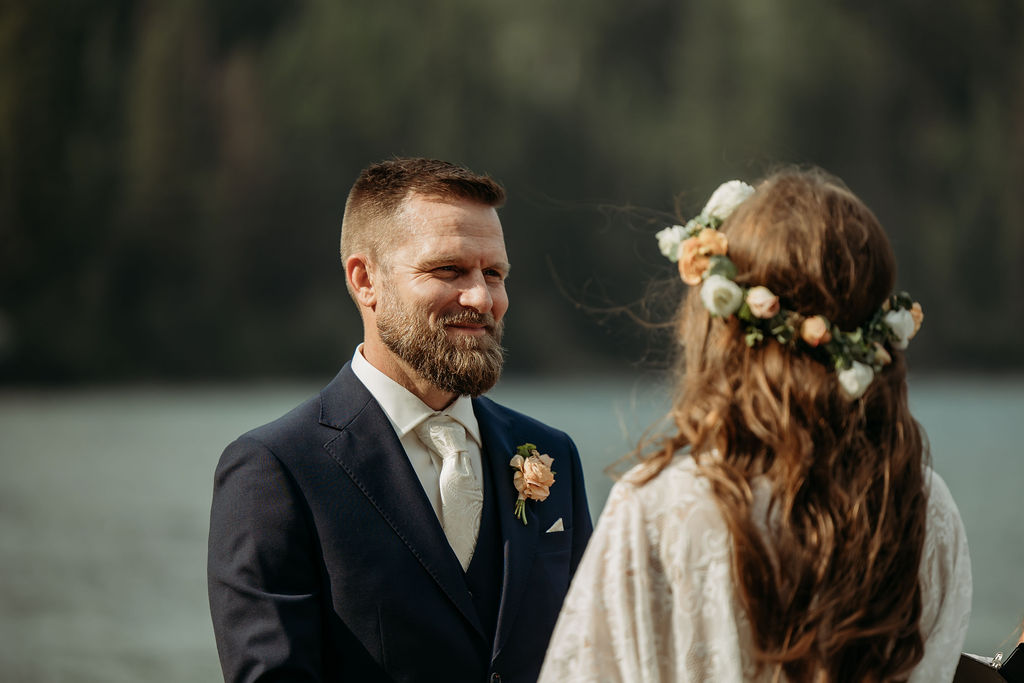 an elopement photoshoot by a lake
